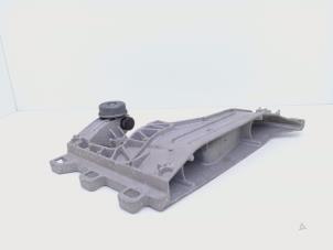 Gebruikte Versnellingsbak Steun Landrover Range Rover Velar (LY) 3.0 D300 AWD Prijs € 75,00 Margeregeling aangeboden door Automaterialen Ronald Morien B.V.