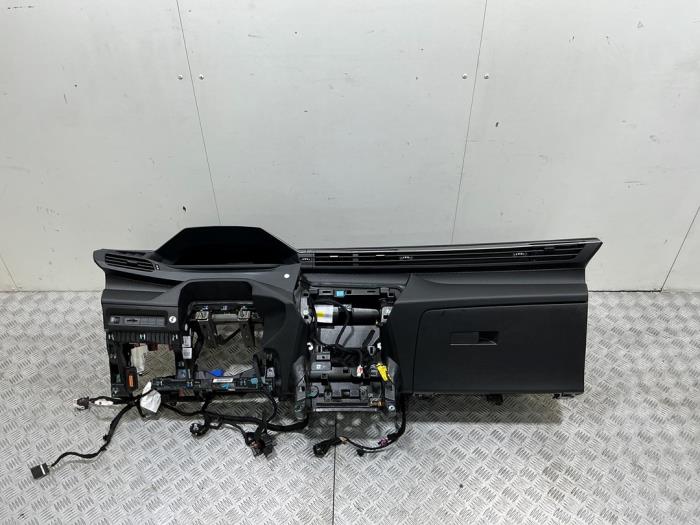 Gebruikte Dashboard Peugeot 308 (F3/FB/FH/FM/FP) 1.6 16V HYBRID 180 Prijs € 719,95 Inclusief btw aangeboden door Automaterialen Ronald Morien B.V.