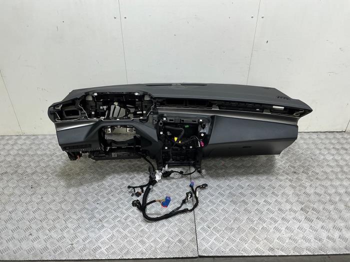 Gebruikte Dashboard Peugeot 408 1.2 12V Hybrid 136 Prijs € 495,00 Inclusief btw aangeboden door Automaterialen Ronald Morien B.V.