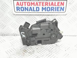 Gebruikte Slotmechaniek Portier 4Deurs links-achter Volkswagen Amarok Prijs € 25,00 Margeregeling aangeboden door Automaterialen Ronald Morien B.V.