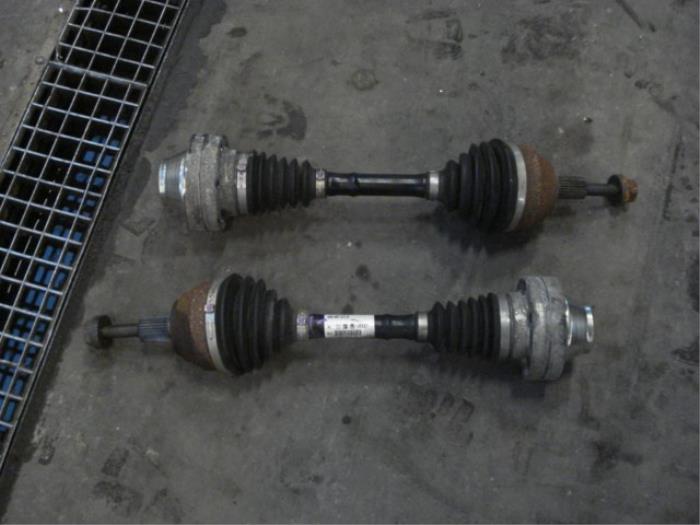 Gebruikte Aandrijfas rechts-voor Volkswagen Amarok 2.0 BiTDI 16V 140 Prijs € 125,00 Margeregeling aangeboden door Automaterialen Ronald Morien B.V.