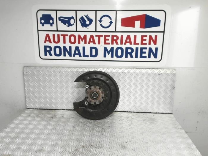 Gebruikte Fusee rechts-achter Volkswagen Phaeton (3D) 5.0 V10 TDI 4Motion Prijs € 70,00 Margeregeling aangeboden door Automaterialen Ronald Morien B.V.