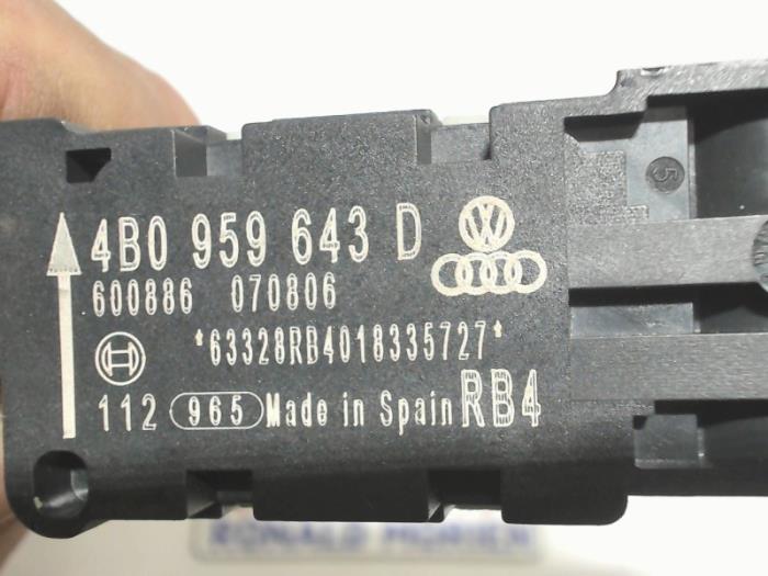 Airbag Sensor van een Audi A8 (D3) 3.0 TDI V6 24V Quattro 2007