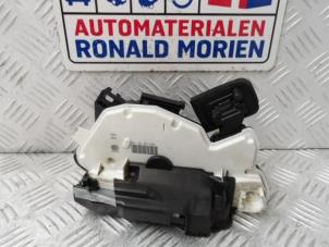Gebruikte Slotmechaniek Portier 4Deurs links-voor Volkswagen Sharan (7N) 2.0 TDI 16V Prijs € 15,00 Margeregeling aangeboden door Automaterialen Ronald Morien B.V.