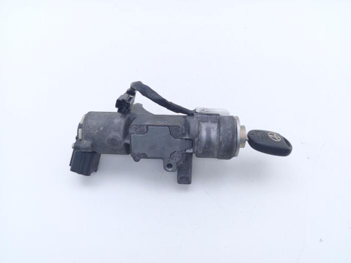 Gebruikte Kontaktslot + computer Toyota Avensis Wagon (T25/B1E) 2.2 D-4D 16V D-CAT Prijs € 49,00 Margeregeling aangeboden door Automaterialen Ronald Morien B.V.