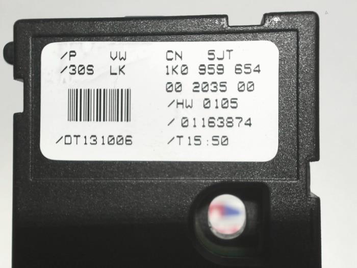 Gier sensor van een Audi A3 Sportback (8PA) 2.0 TDI 16V 2008