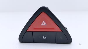 Gebruikte Paniekverlichtings Schakelaar Renault Koleos I 2.0 dCi 16V Prijs € 25,00 Margeregeling aangeboden door Automaterialen Ronald Morien B.V.