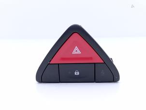 Gebruikte Paniekverlichtings Schakelaar Renault Koleos I 2.0 dCi 16V 4x4 Prijs € 25,00 Margeregeling aangeboden door Automaterialen Ronald Morien B.V.