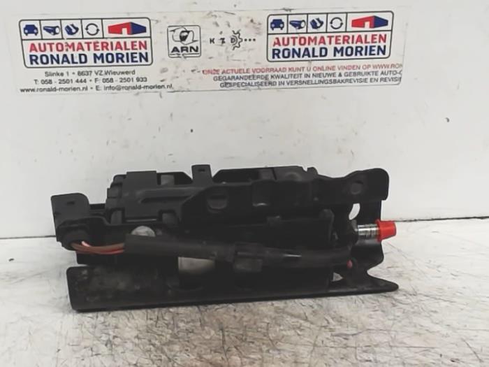 Gebruikte Tank element Pomp Volkswagen Touran (1T3) 2.0 TDI 16V 140 Prijs € 25,00 Margeregeling aangeboden door Automaterialen Ronald Morien B.V.