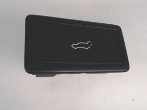 Gebruikte Schakelaar achterklep Porsche Cayenne (9PA) 3.0 TDI V6 24V Prijs € 20,00 Margeregeling aangeboden door Automaterialen Ronald Morien B.V.