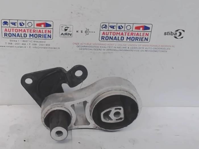 Gebruikte Versnellingsbak Steun Ford Fiesta 6 (JA8) 1.0 EcoBoost 12V Sport Prijs € 30,00 Margeregeling aangeboden door Automaterialen Ronald Morien B.V.