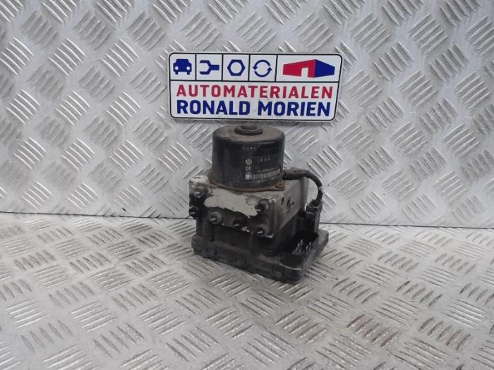 Gebruikte ABS Pomp Volkswagen Golf IV (1J1) 1.9 TDI 110 Prijs € 35,00 Margeregeling aangeboden door Automaterialen Ronald Morien B.V.