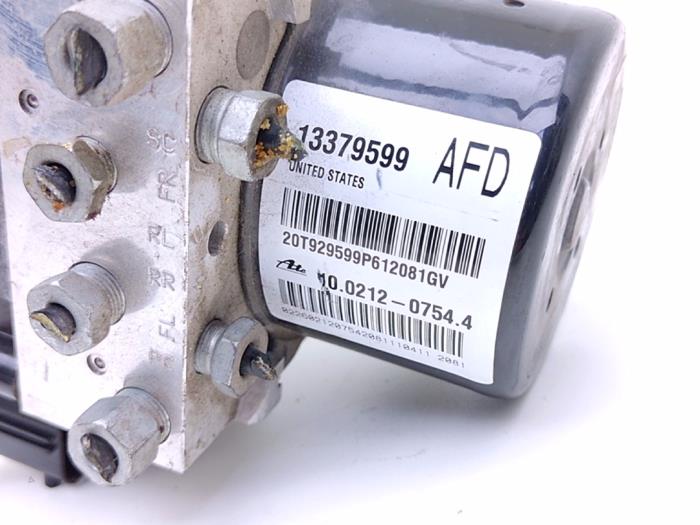 ABS Pomp van een Opel Astra J Sports Tourer (PD8/PE8/PF8) 2.0 CDTI 16V 160 2011