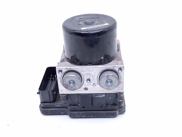 ABS Pomp van een Opel Astra J Sports Tourer (PD8/PE8/PF8) 2.0 CDTI 16V 160 2011