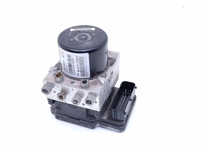 ABS Pomp van een Opel Astra J Sports Tourer (PD8/PE8/PF8) 2.0 CDTI 16V 160 2011