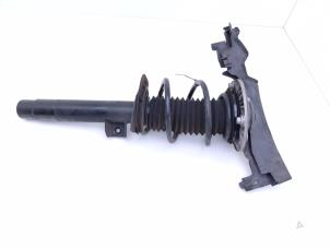 Gebruikte Mac Phersonpoot links-voor BMW 3 serie (F30) 320i 2.0 16V Prijs € 49,00 Margeregeling aangeboden door Automaterialen Ronald Morien B.V.