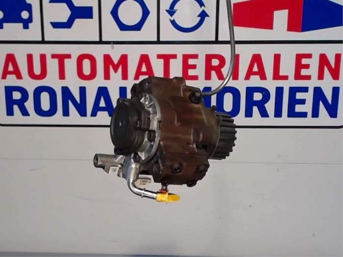 Dieselpomp van een Volvo V40 Cross Country (MZ) 1.6 D2 2014