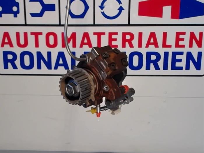 Dieselpomp van een Volvo V40 Cross Country (MZ) 1.6 D2 2014