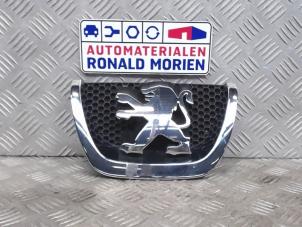 Gebruikte Embleem Peugeot 207/207+ (WA/WC/WM) 1.6 HDi Prijs € 15,00 Margeregeling aangeboden door Automaterialen Ronald Morien B.V.