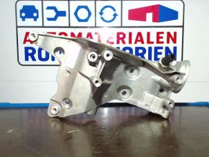 Gebruikte Dynamosteun boven Volkswagen Golf V (1K1) 2.0 GTI 16V Prijs € 65,00 Margeregeling aangeboden door Automaterialen Ronald Morien B.V.