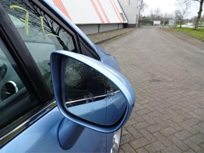 Buitenspiegel rechts van een Opel Meriva 2014