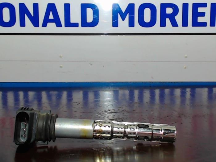 Gebruikte Bobine Volkswagen Golf V (1K1) 2.0 FSI 16V Prijs € 10,00 Margeregeling aangeboden door Automaterialen Ronald Morien B.V.