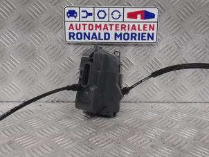 Gebruikte Deurslot Mechaniek 4Deurs rechts-achter Renault Scénic II (JM) 1.5 dCi 105 FAP Prijs € 50,00 Margeregeling aangeboden door Automaterialen Ronald Morien B.V.