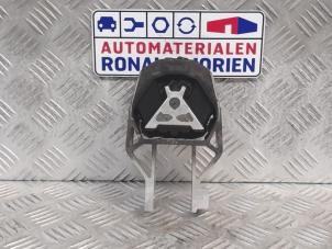 Gebruikte Versnellingsbak Steun Ford Kuga II (DM2) 1.5 EcoBoost 16V 182 4x4 Prijs € 19,00 Margeregeling aangeboden door Automaterialen Ronald Morien B.V.