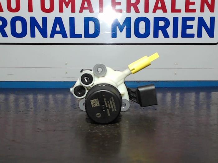 Gebruikte Adblue pomp Volkswagen Golf VII (AUA) 1.6 TDI BlueMotion 16V Prijs op aanvraag aangeboden door Automaterialen Ronald Morien B.V.
