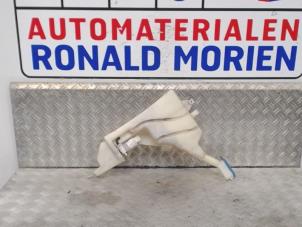 Gebruikte Ruitensproeiertank voor BMW Mini One/Cooper (R50) 1.6 16V One Prijs € 35,00 Margeregeling aangeboden door Automaterialen Ronald Morien B.V.