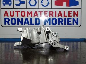 Gebruikte Dynamosteun boven Peugeot 308 Prijs € 30,00 Margeregeling aangeboden door Automaterialen Ronald Morien B.V.