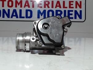 Gebruikte Gasklephuis Mercedes A (W176) 1.5 A-160 CDI, A-160d 16V Prijs € 45,00 Margeregeling aangeboden door Automaterialen Ronald Morien B.V.