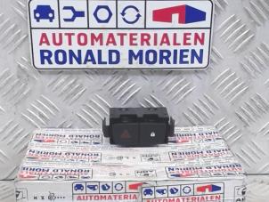 Gebruikte Alarmlicht Schakelaar Opel Vivaro Prijs € 8,25 Margeregeling aangeboden door Automaterialen Ronald Morien B.V.