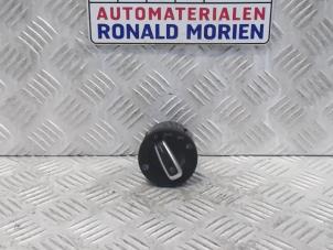 Gebruikte Schakelaar Licht Volkswagen Sharan (7N) 2.0 TDI 16V 4Motion Prijs € 35,00 Margeregeling aangeboden door Automaterialen Ronald Morien B.V.