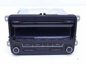 Gebruikte Radio CD Speler Volkswagen Polo V (6R) 1.2 12V Prijs € 75,00 Margeregeling aangeboden door Automaterialen Ronald Morien B.V.