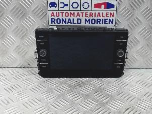 Gebruikte Display Multi Media regelunit Volkswagen Golf VII (AUA) 1.6 TDI 16V Prijs € 250,00 Margeregeling aangeboden door Automaterialen Ronald Morien B.V.