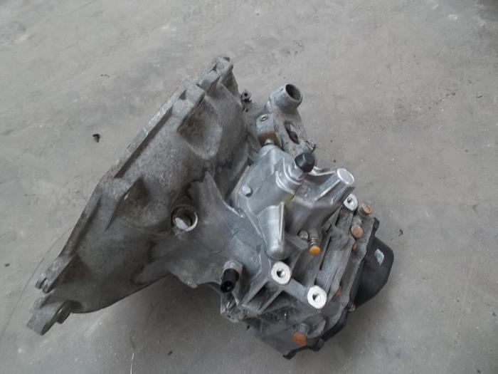 Gebruikte Versnellingsbak Opel Corsa D 1.2 16V Prijs € 200,00 Margeregeling aangeboden door Automaterialen Ronald Morien B.V.