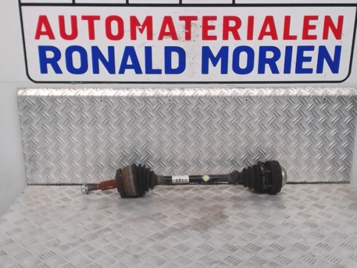 Gebruikte Aandrijfas links-voor Volkswagen Transporter/Caravelle T5 1.9 TDi Prijs € 30,00 Margeregeling aangeboden door Automaterialen Ronald Morien B.V.