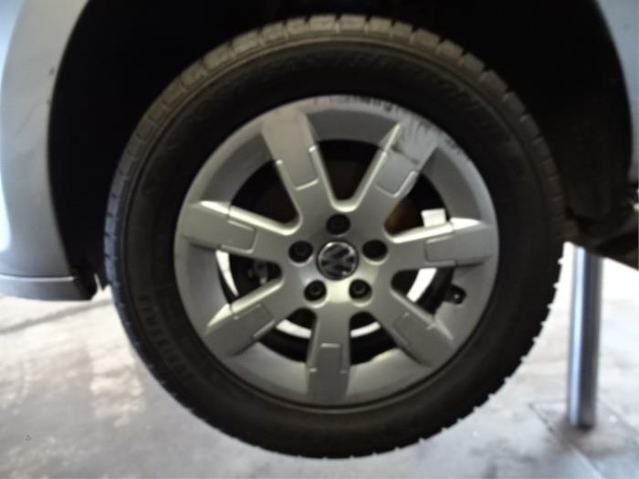 Sportvelgenset + banden van een Volkswagen Polo V (6R) 1.2 TDI 12V BlueMotion 2011