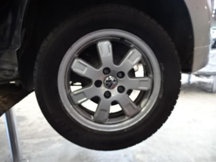 Sportvelgenset + banden van een Volkswagen Polo V (6R) 1.2 TDI 12V BlueMotion 2011