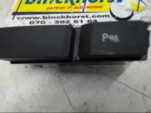 Gebruikte PDC Schakelaar Opel Astra J Sports Tourer (PD8/PE8/PF8) 1.7 CDTi 16V Prijs € 15,75 Margeregeling aangeboden door Binckhorst BV