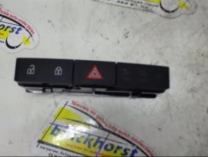 Gebruikte Paniekverlichtings Schakelaar Opel Astra J Sports Tourer (PD8/PE8/PF8) 1.7 CDTi 16V Prijs € 15,75 Margeregeling aangeboden door Binckhorst BV