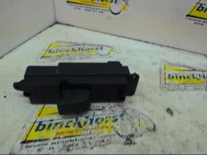 Gebruikte Elektrisch Raam Schakelaar Mazda 3 (BK12) 1.6i 16V Prijs € 26,25 Margeregeling aangeboden door Binckhorst BV