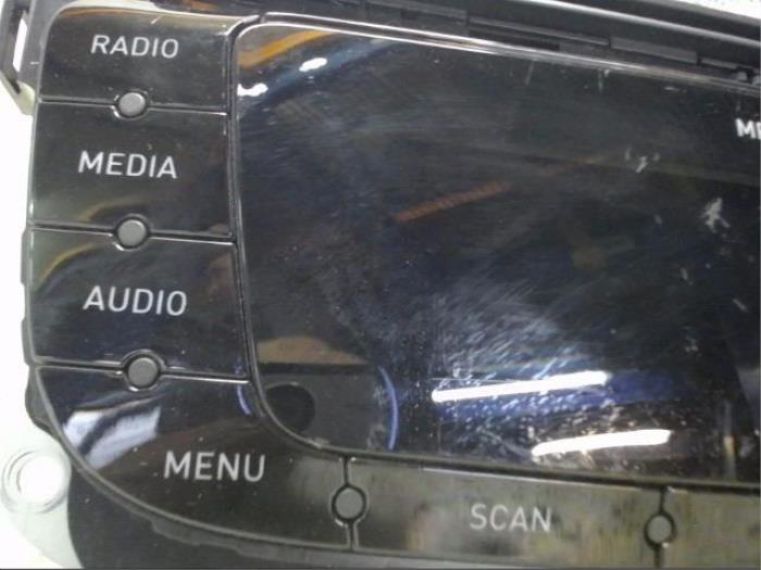Radio CD Speler van een Seat Ibiza ST (6J8) 1.2 TSI 2011