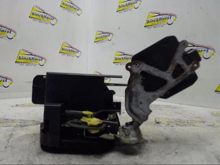 Deurslot Mechaniek 4Deurs rechts-achter van een Hyundai Trajet 2.0 16V 2000