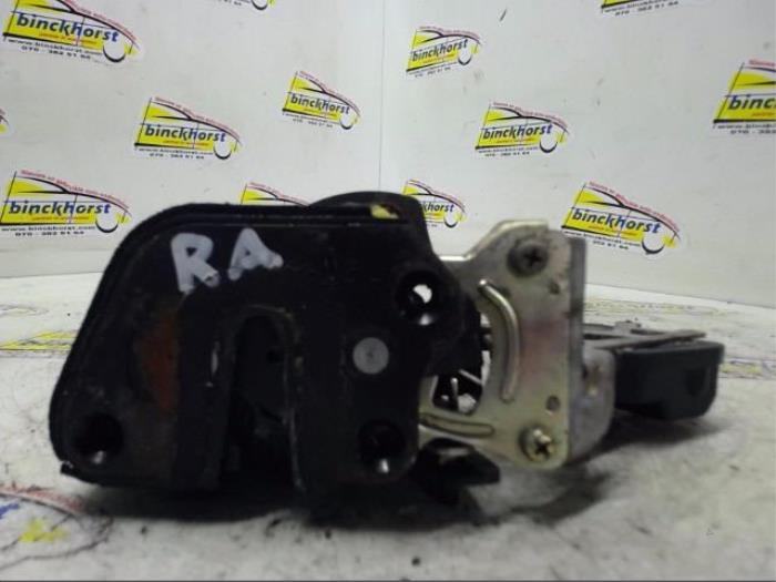 Deurslot Mechaniek 4Deurs rechts-achter van een Hyundai Trajet 2.0 16V 2000