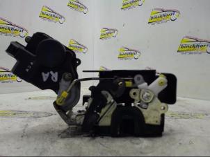 Gebruikte Slotmechaniek Portier 4Deurs rechts-achter Hyundai Trajet 2.0 16V Prijs € 31,50 Margeregeling aangeboden door Binckhorst BV