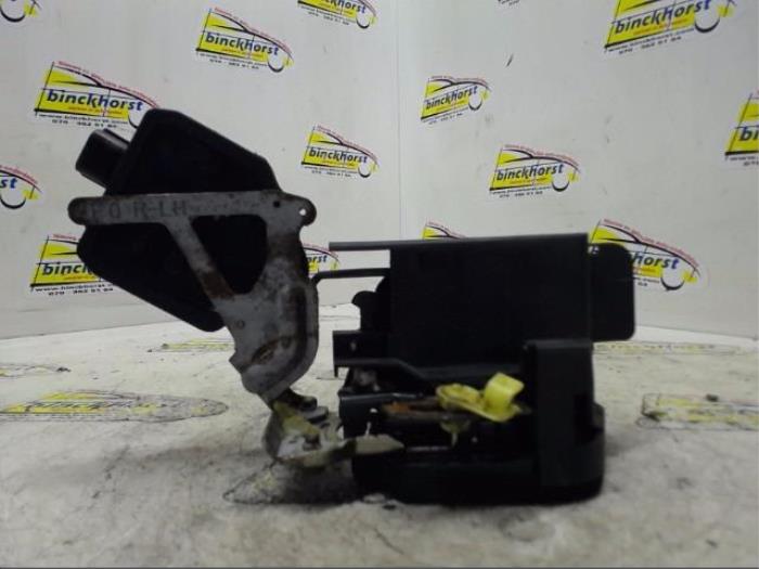 Deurslot Mechaniek 4Deurs links-achter van een Hyundai Trajet 2.0 16V 2000