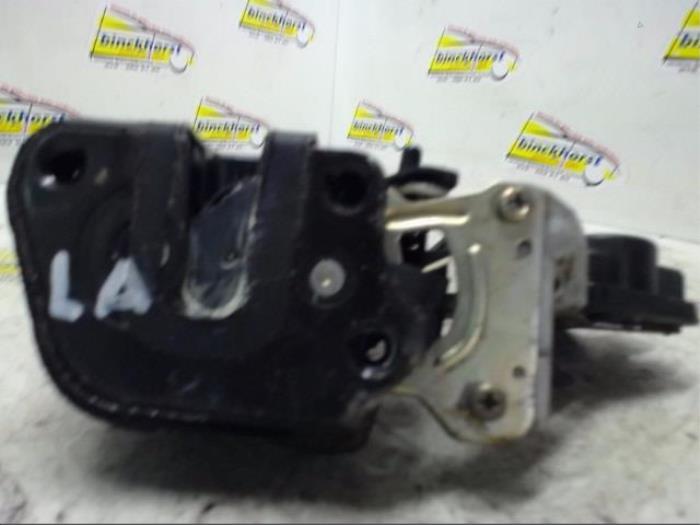 Deurslot Mechaniek 4Deurs links-achter van een Hyundai Trajet 2.0 16V 2000