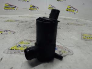 Gebruikte Ruitensproeierpomp achter Hyundai Trajet 2.0 16V Prijs € 10,50 Margeregeling aangeboden door Binckhorst BV